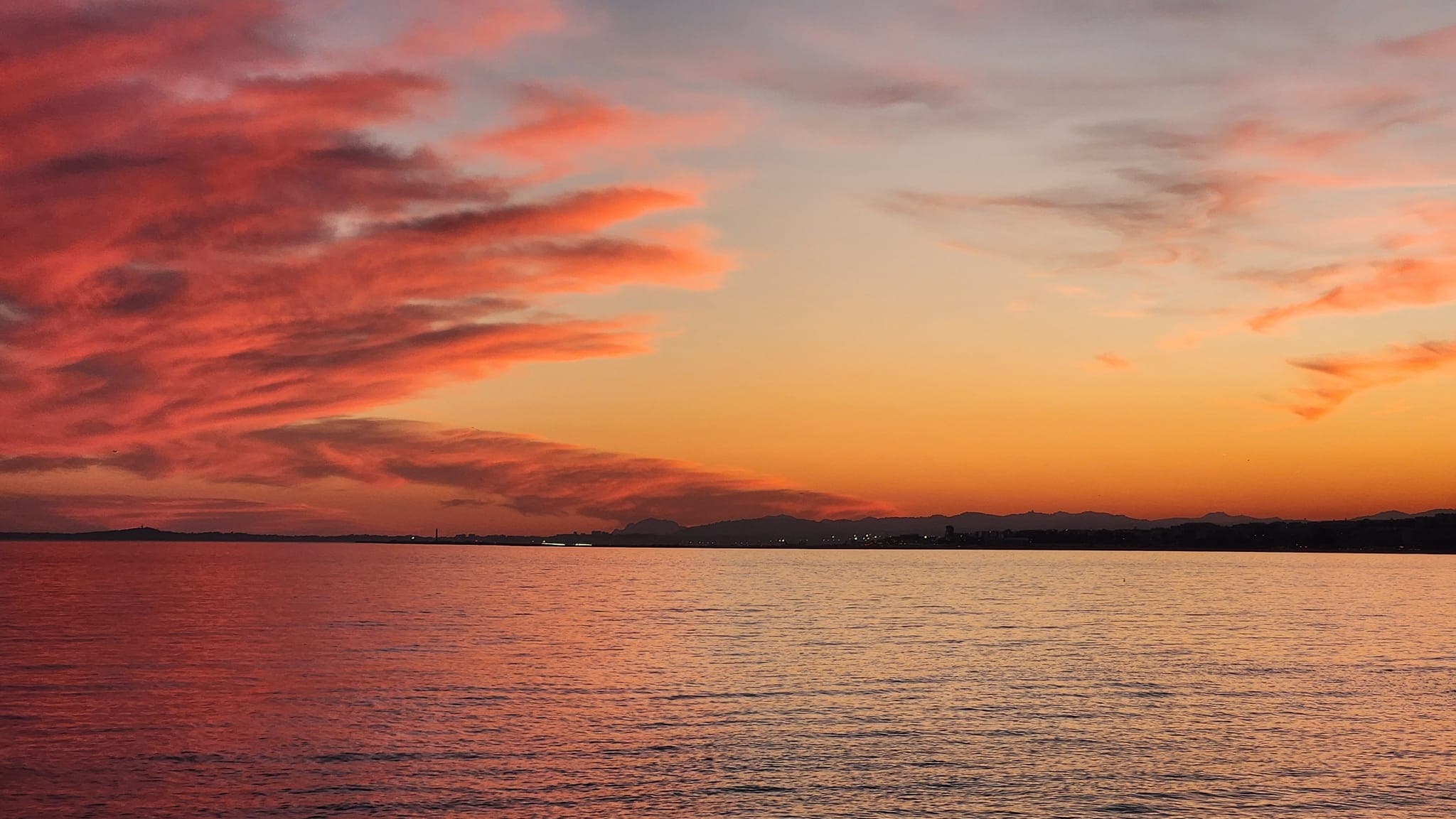 Salle Theranice lumineuse et chaleureuse